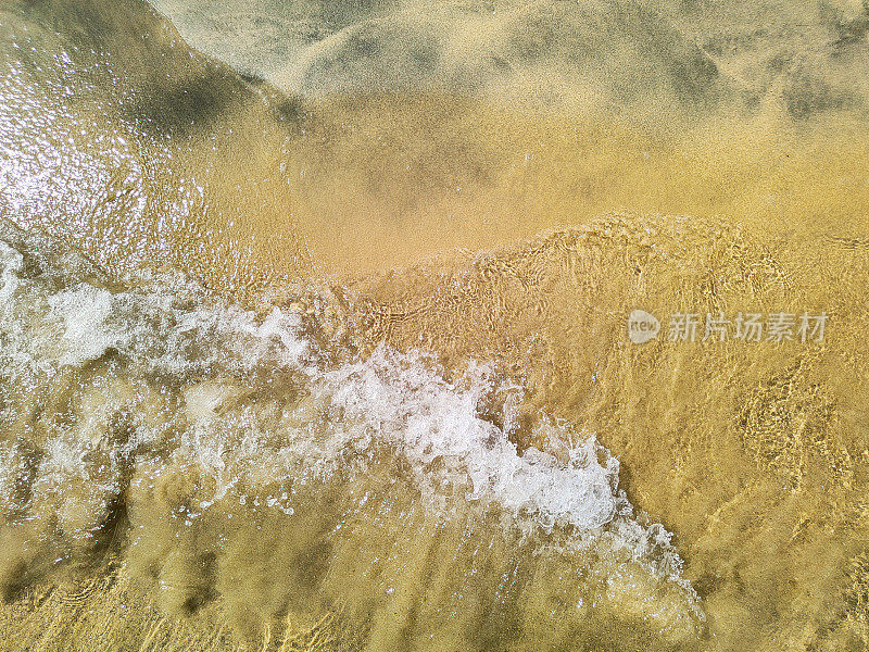 柔和的海浪拍打着沙滩，夏日背景。