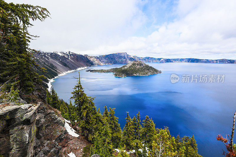 火山口湖在雾中