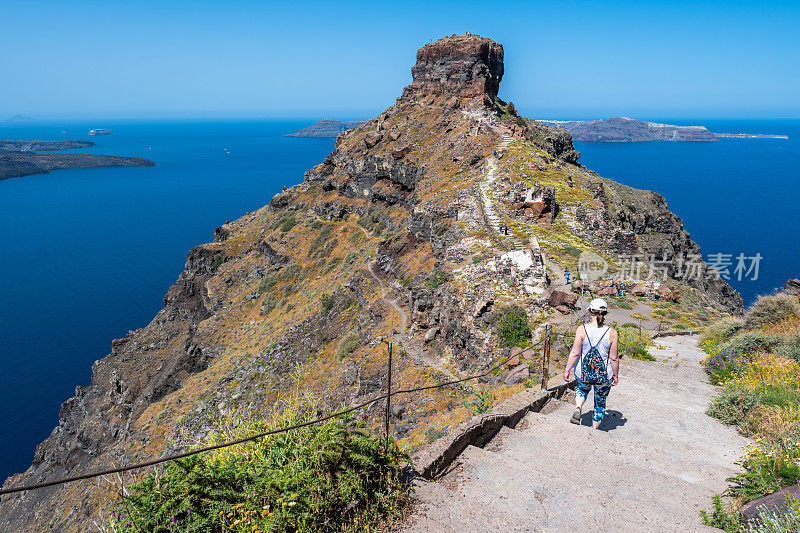 女性旅行者在海上徒步旅行