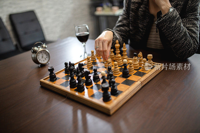 一个女人的手下象棋移动的特写图片