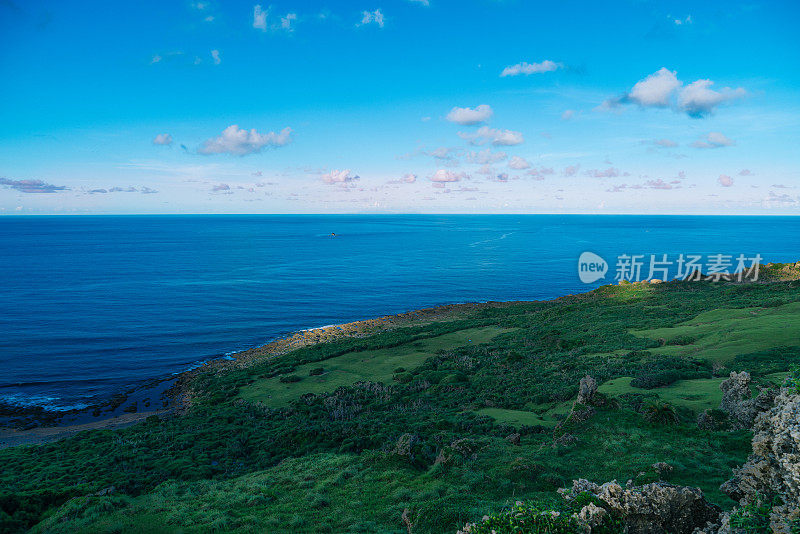 位于台湾屏东垦丁的龙盘公园相当大。