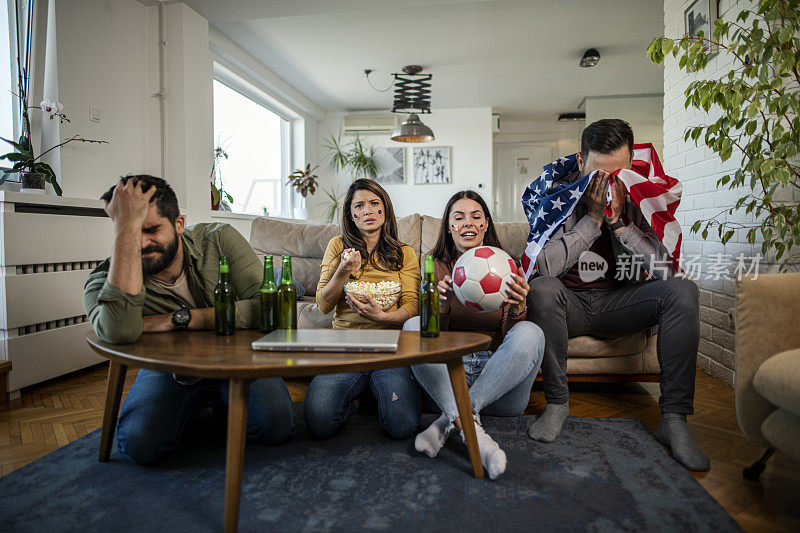 美国球迷正在电视上观看足球比赛