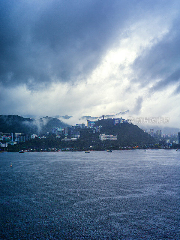 晨雾笼罩着香港中文大学的山顶。