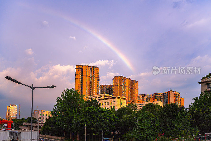 黄昏雨后的彩虹和现代都市