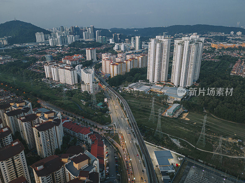 夜间无人机视角郊区与单轨向住宅区