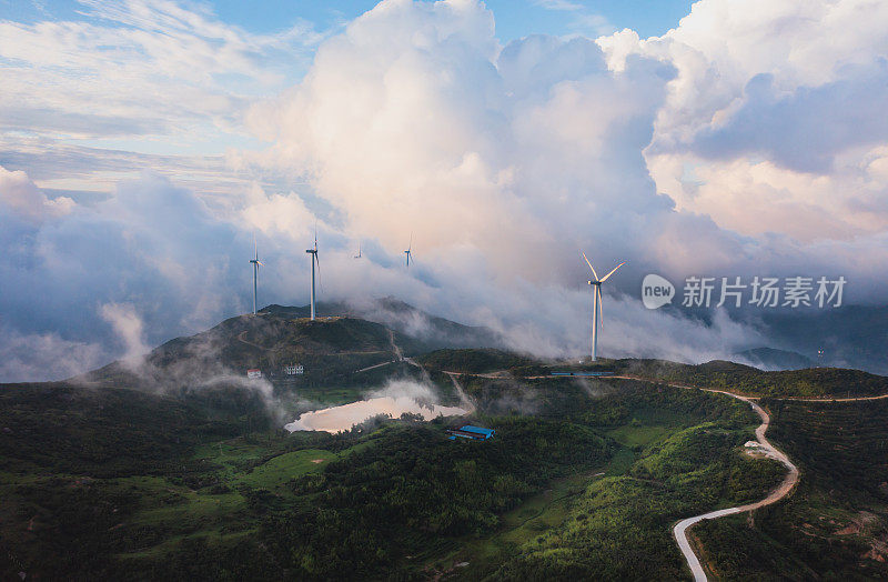 山上的风力发电场景