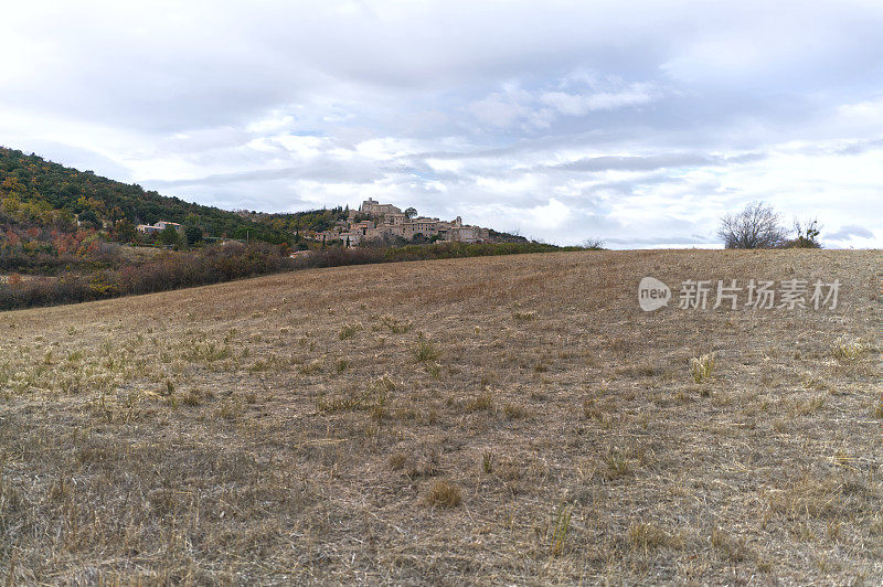 西米亚内，田野对面的风景