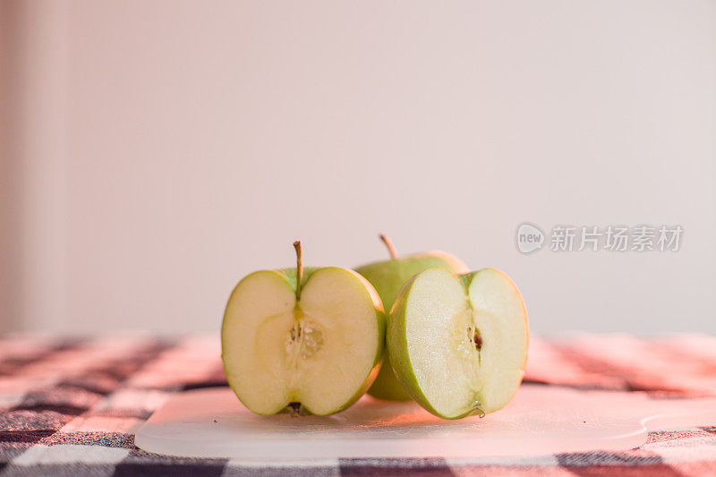 砧板上的新鲜有机苹果