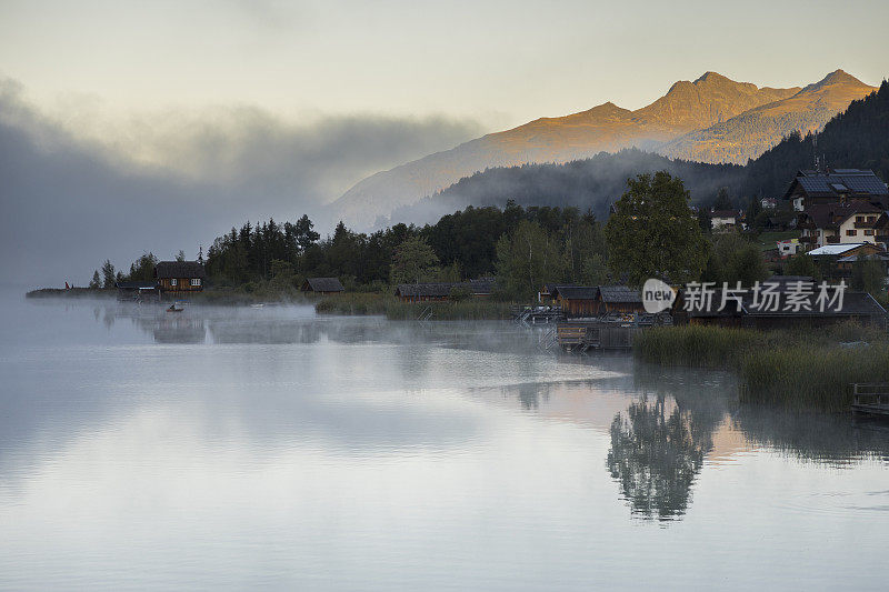 奥地利威森湖雾蒙蒙的黎明。