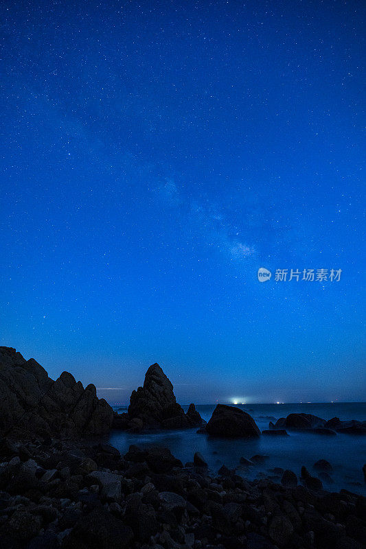 夜晚海滨岩石星空