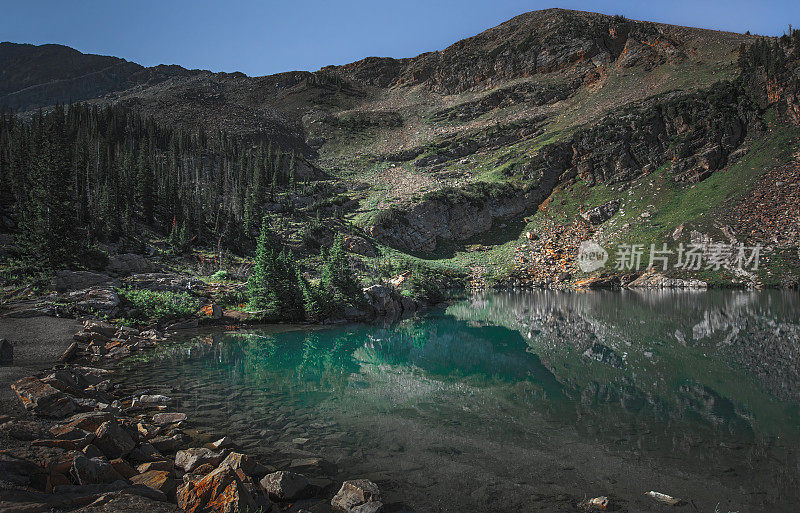 犹他州山，针叶树，清澈的蓝天和湖泊