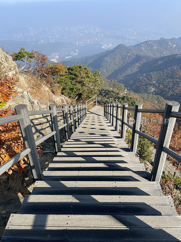 秋天山上徒步旅行