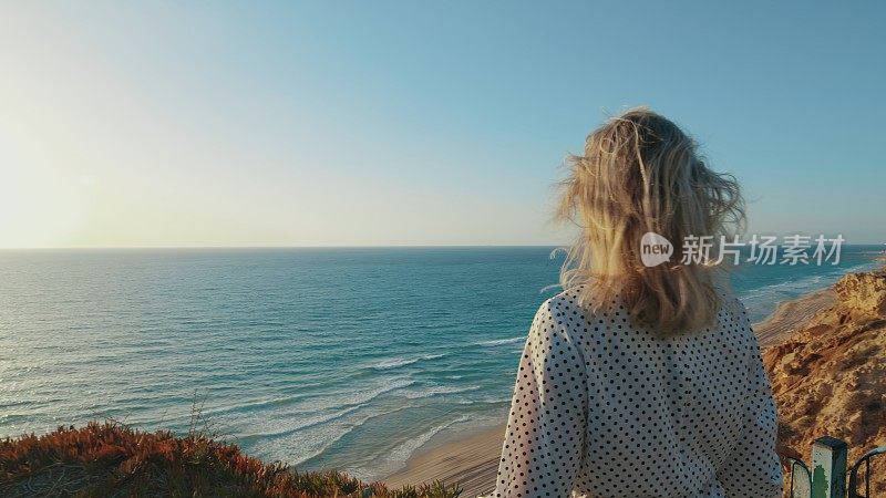 女人平静地站在大海前