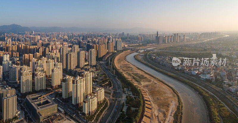 早晨的河一边是乡村，另一边是城市