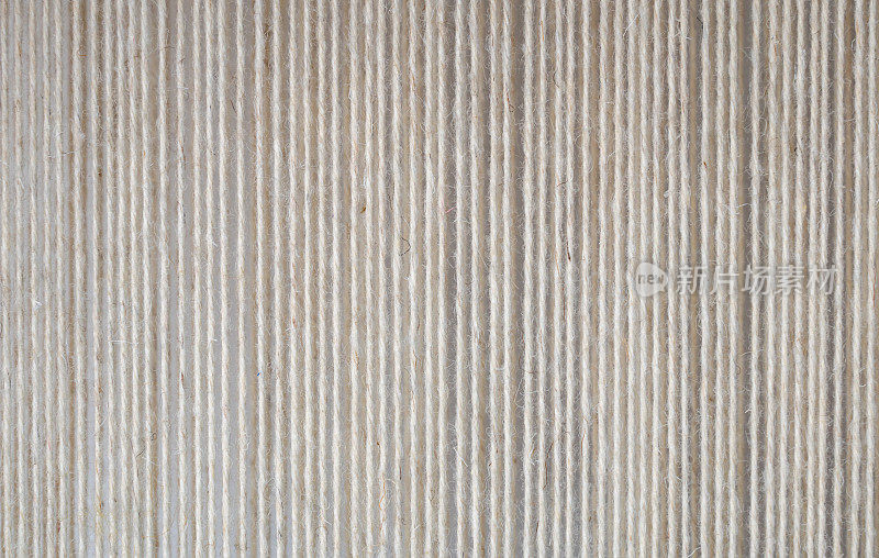 近距离拍摄的自然白色羊毛纱线排列在织布机上