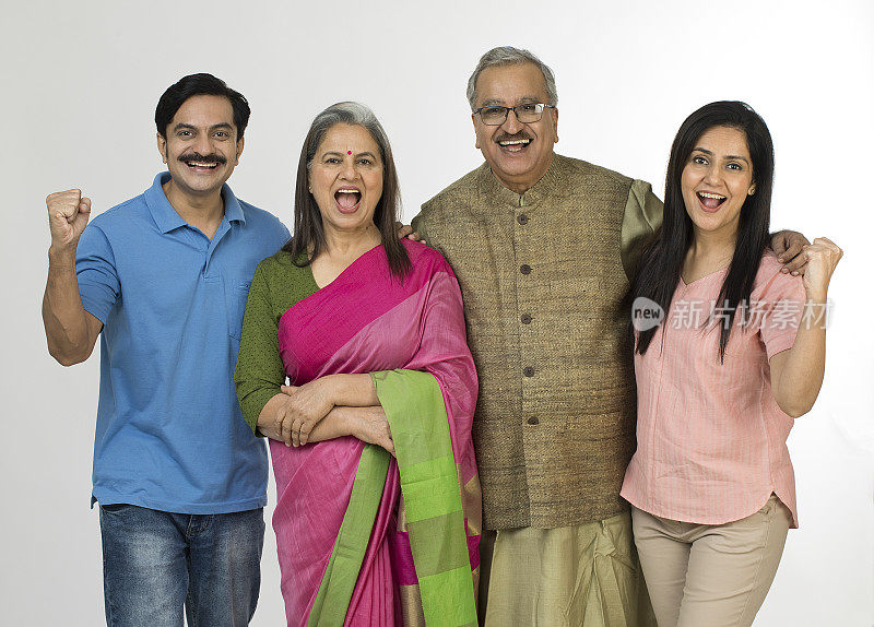 快乐的印度家庭庆祝成功