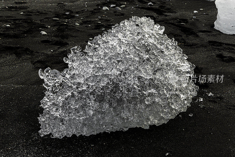 冰岛钻石海滩上的冰。