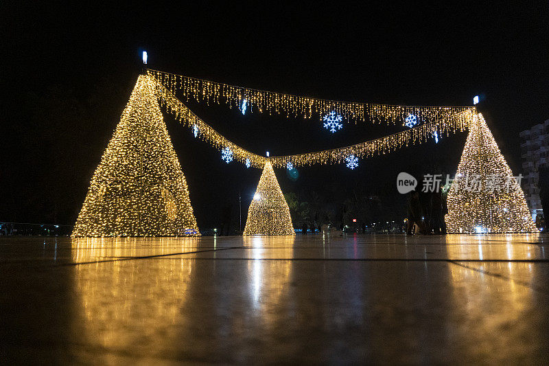 金光闪闪的街道为新年做好了准备