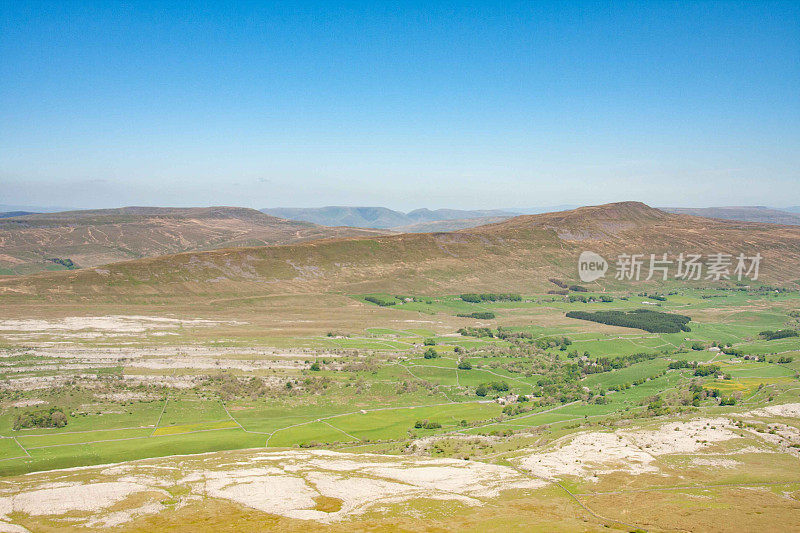 阳光明媚的夏日，英格兰约克郡谷地的whnside风景