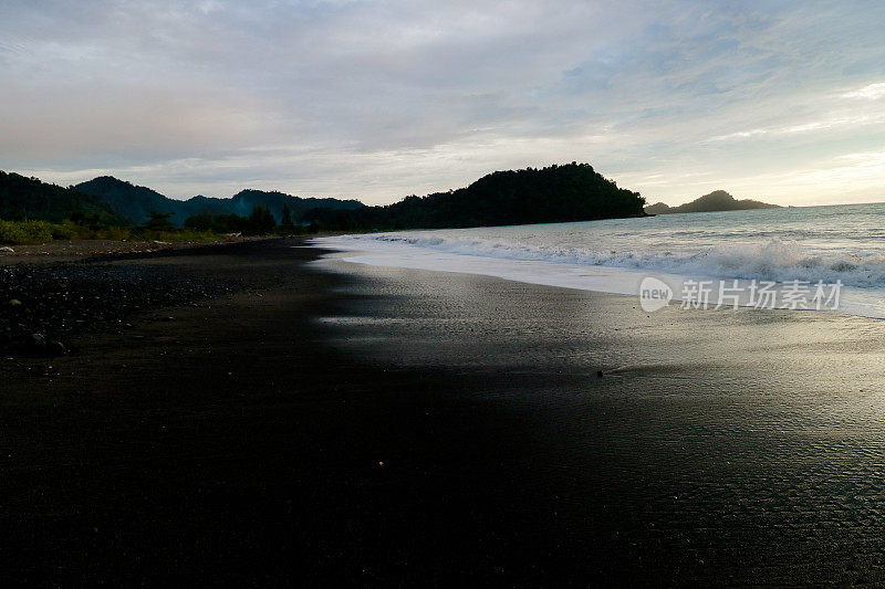 白色的海浪和黑色的沙滩