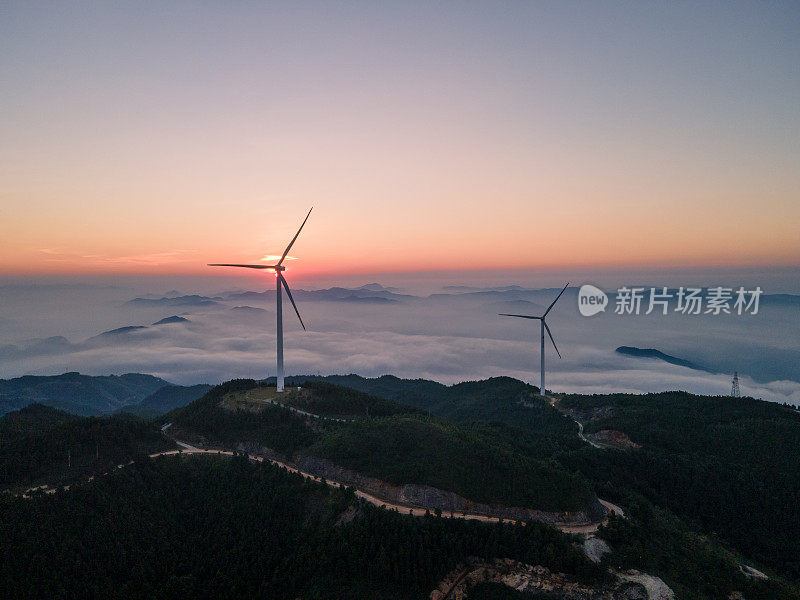 日出前的云海和风力涡轮机