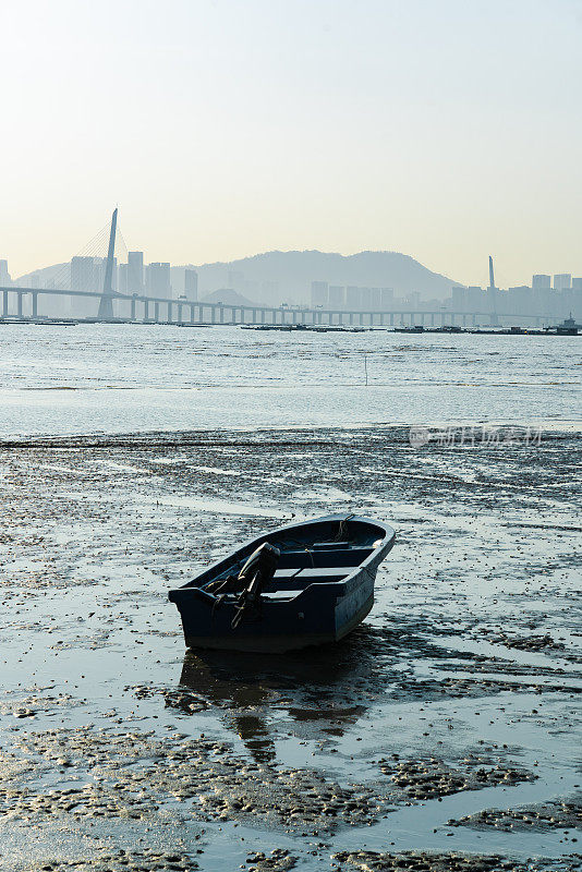 香港泥滩上的船只与退潮的黎明景象，从香港到深圳海岸的流浮山
