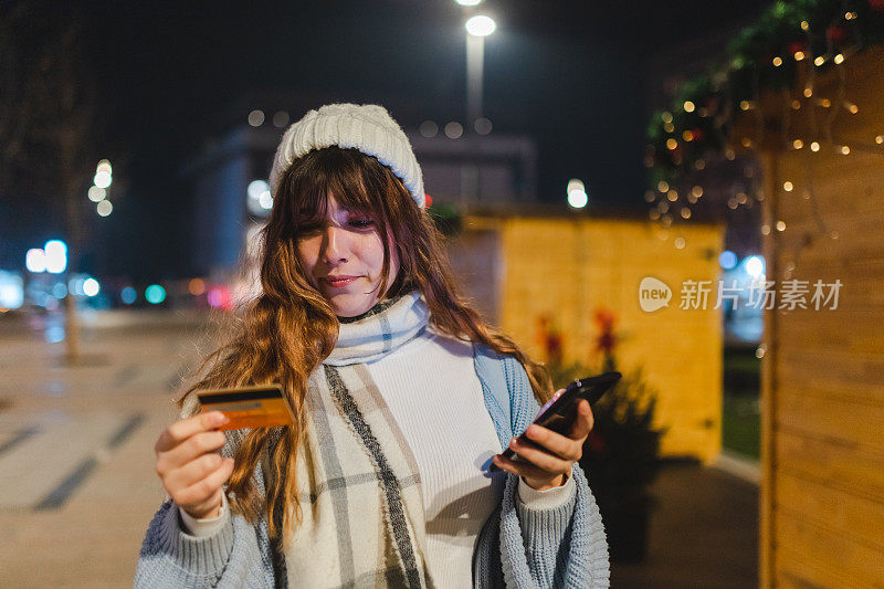 美丽的年轻女子圣诞购物网上