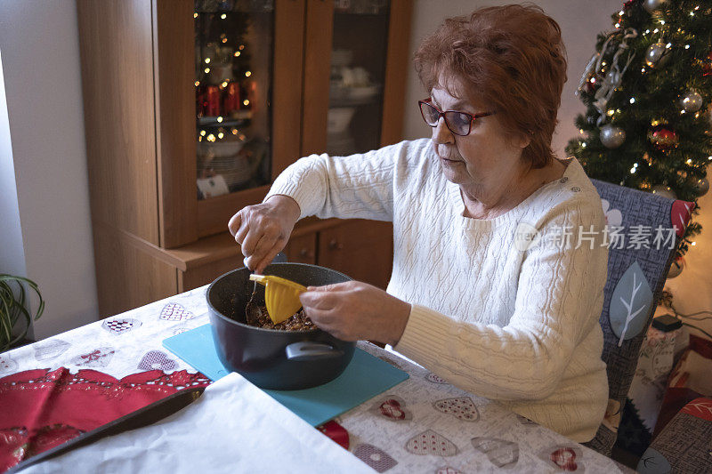 老年妇女做甜点