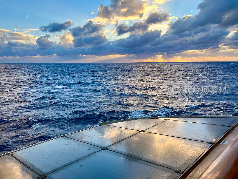 加勒比海的日落游轮