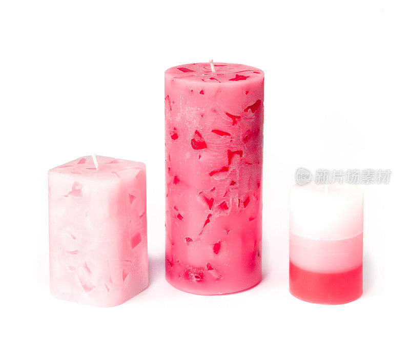 三支手工制作的粉色蜡烛，孤零零地放在白色的烛台上