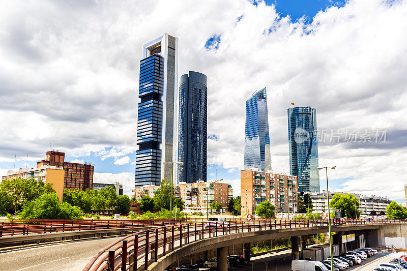 马德里有四座摩天大楼的桥