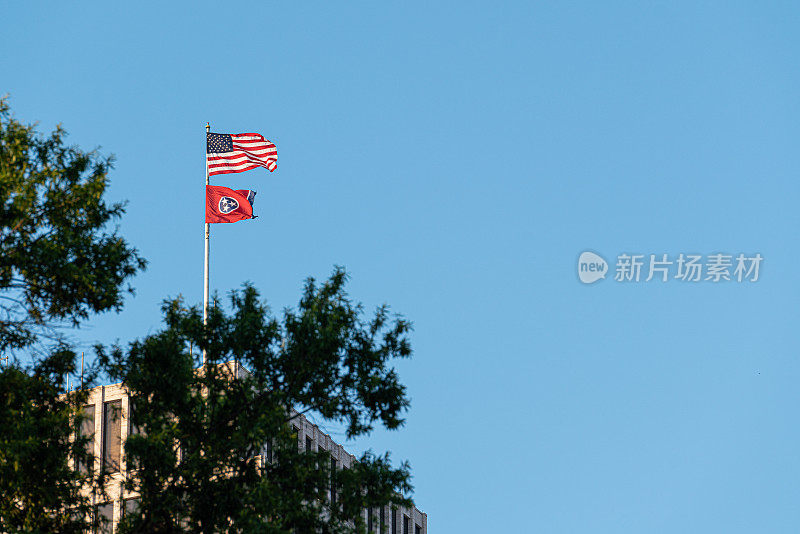 美国国旗和田纳西州国旗飘扬在威廉R.斯诺德格拉斯塔在纳什维尔