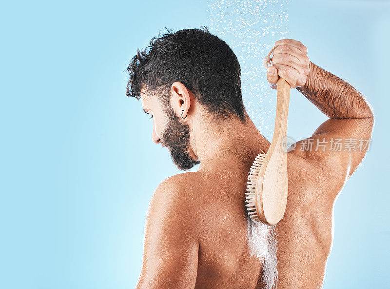 淋浴，男人和肥皂的身体清洁用刷子在蓝色背景工作室，梳理卫生和护肤健康。模特，水和豪华水疗身体护理，皮肤和自我护理早上例行