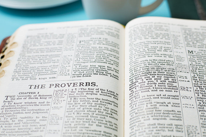 朋友们一边喝咖啡，一边吃零食，一起学习圣经。