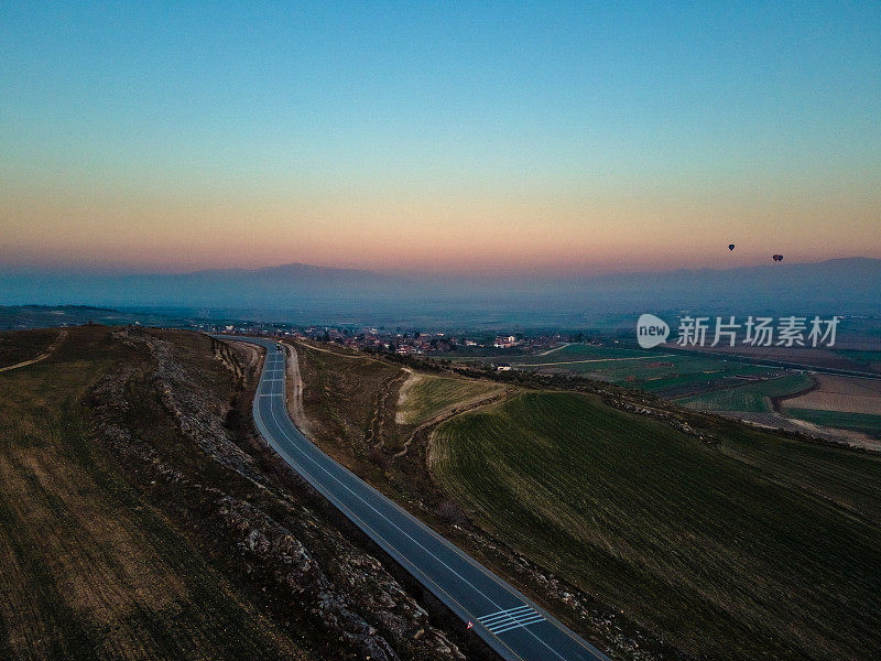 清晨，无人机俯瞰Pamukkale山谷蜿蜒的道路