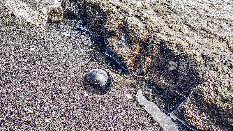 岩石海岸边的水晶球