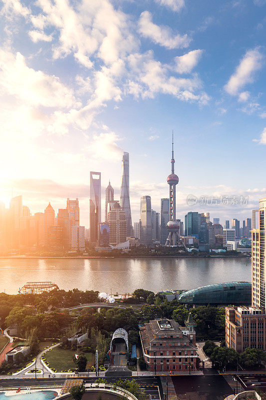 中国上海日出时的城市天际线和城市景观。