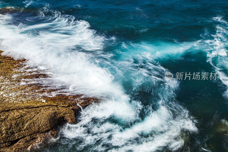 海浪冲刷岩石的抽象海景