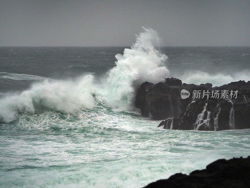 岩石上的巨浪