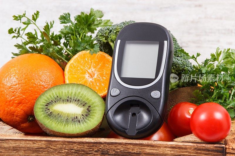血糖仪用于测量水果和蔬菜的血糖水平。糖尿病的概念，健康的生活方式和营养