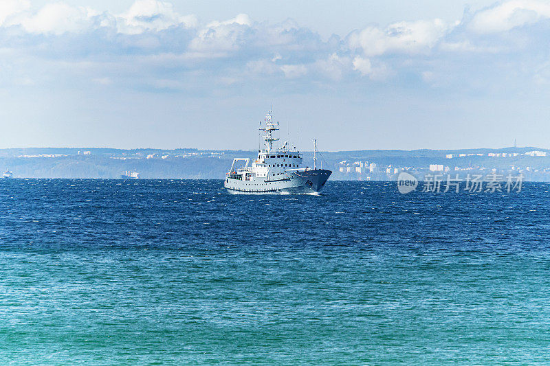 一艘军事科学研究船驶入波兰赫尔半岛的海港