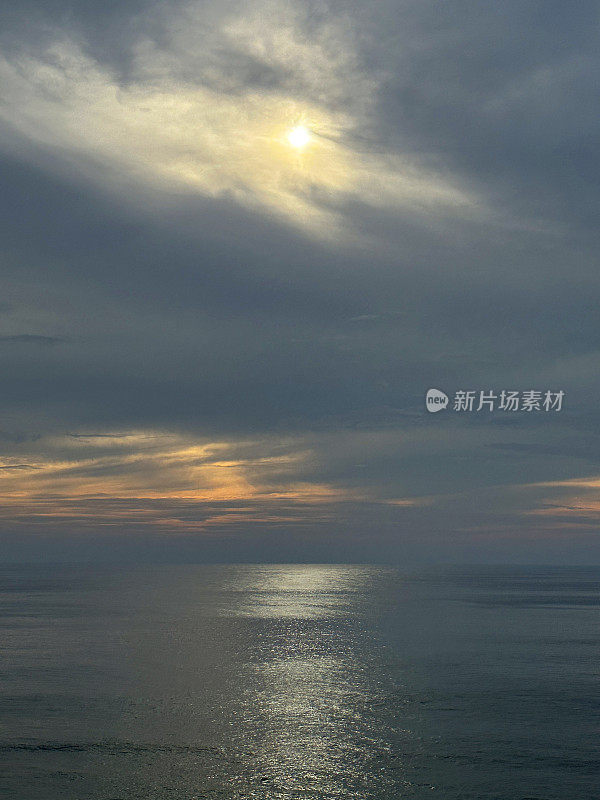 日落天空在海上的特写图像，波纹的水面，太阳反射的水，自然背景，壁纸，重点在前景，复制空间