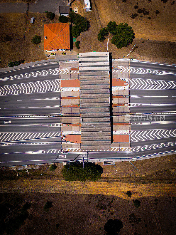 葡萄牙南部收费区的高速公路上空的航拍图像