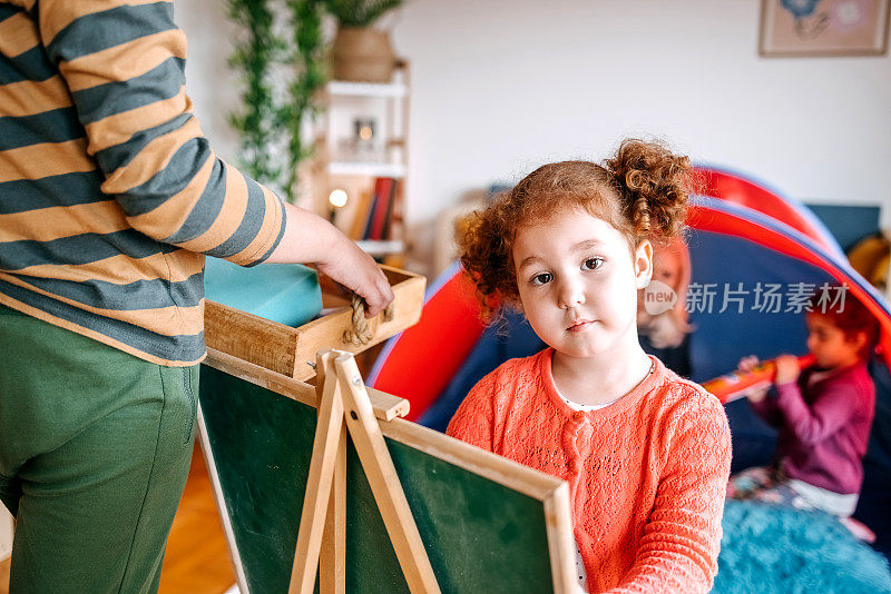 孩子们在家里用粉笔在黑板上画画