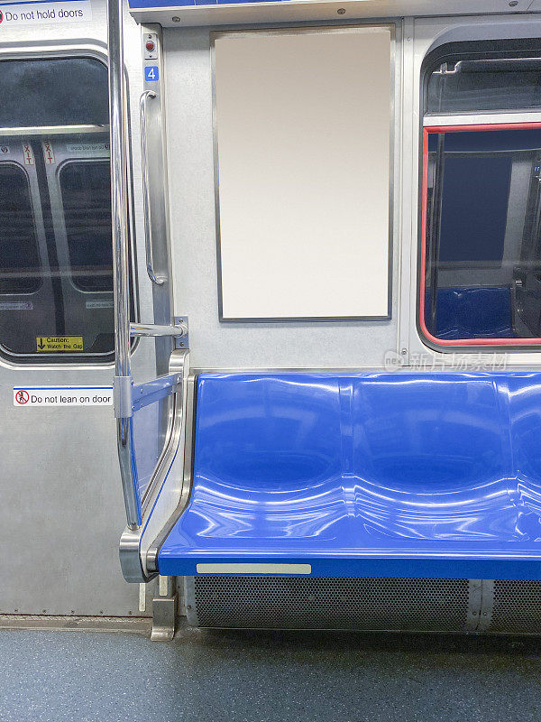 地铁座位和空白广告牌