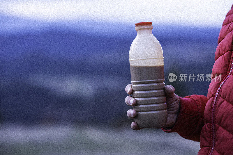 手持自然运动饮料瓶。