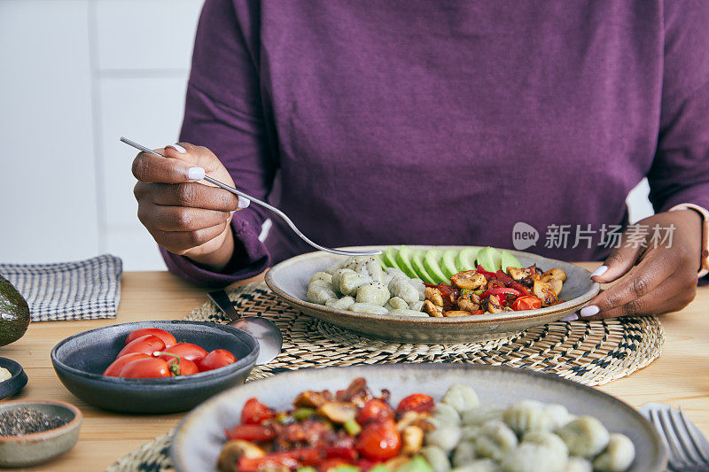 年轻女子正在享用健康的素食团子