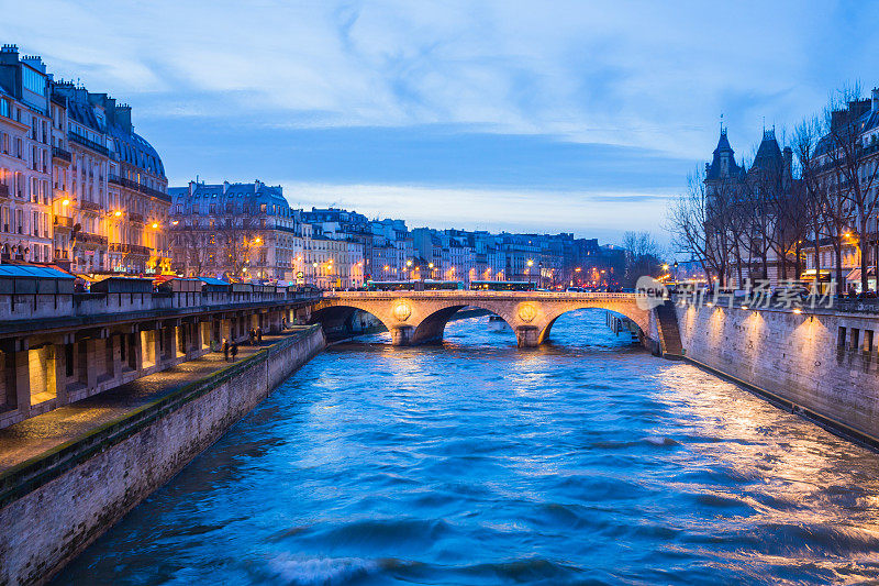 法国巴黎塞纳河河畔的夜景