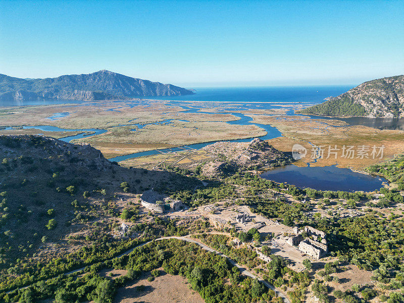 土耳其达尔扬山谷的露天剧场和古城考诺斯鸟瞰图。