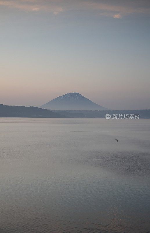 日落时的日本，Yotei山和Toya湖
